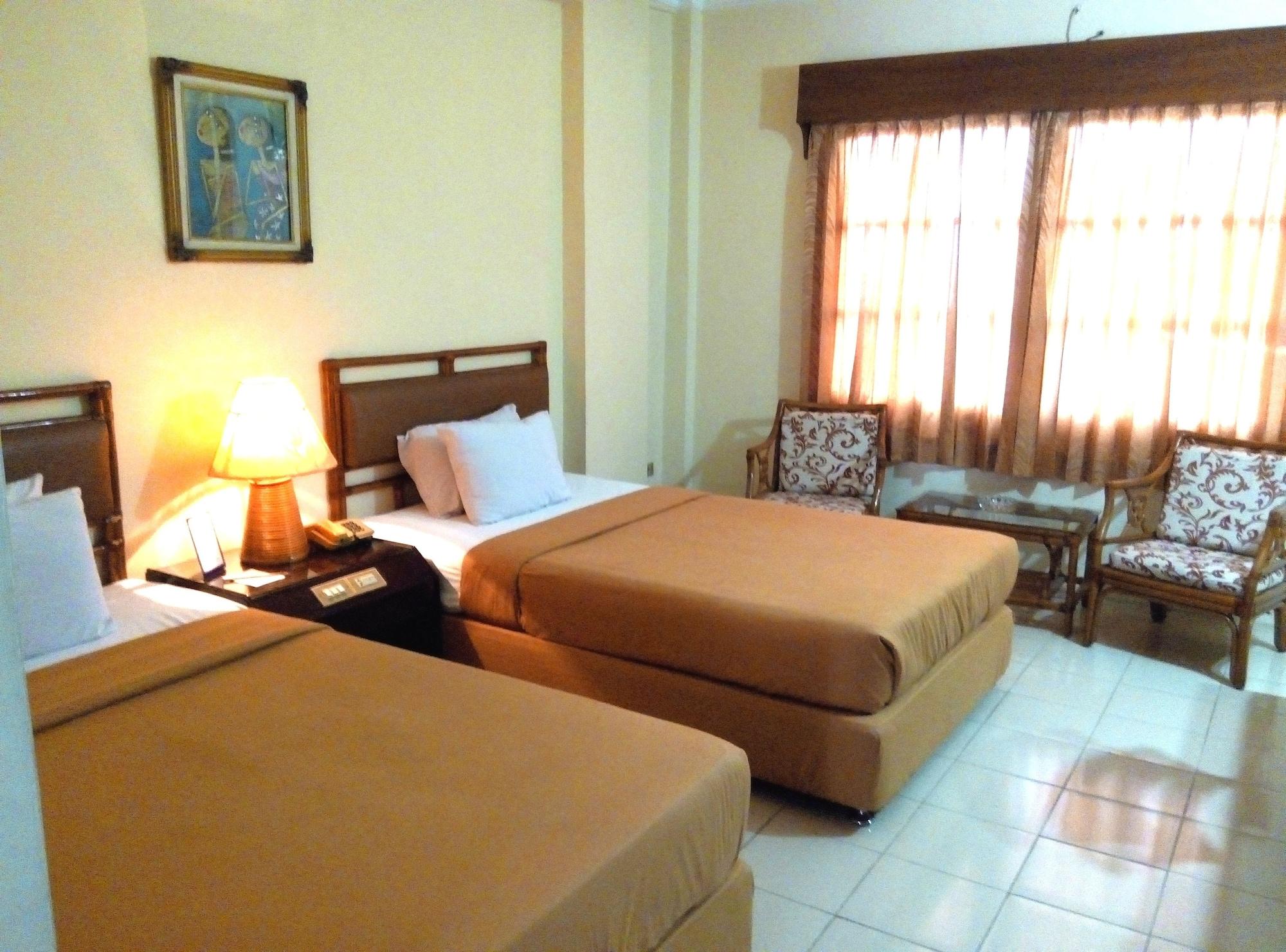 Hotel Merdeka Madiun Extérieur photo