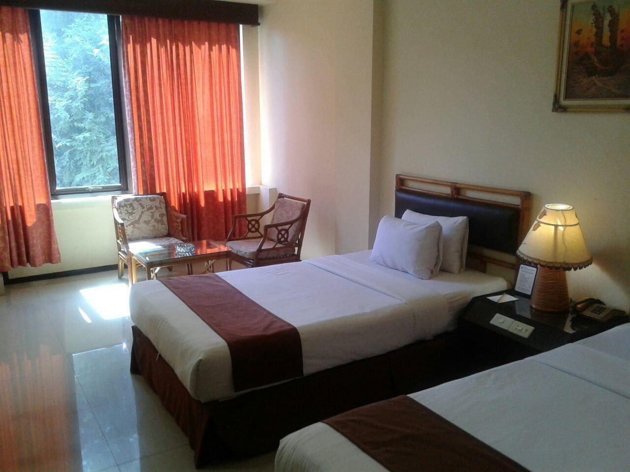 Hotel Merdeka Madiun Extérieur photo