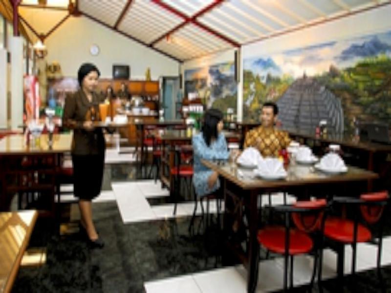 Hotel Merdeka Madiun Extérieur photo
