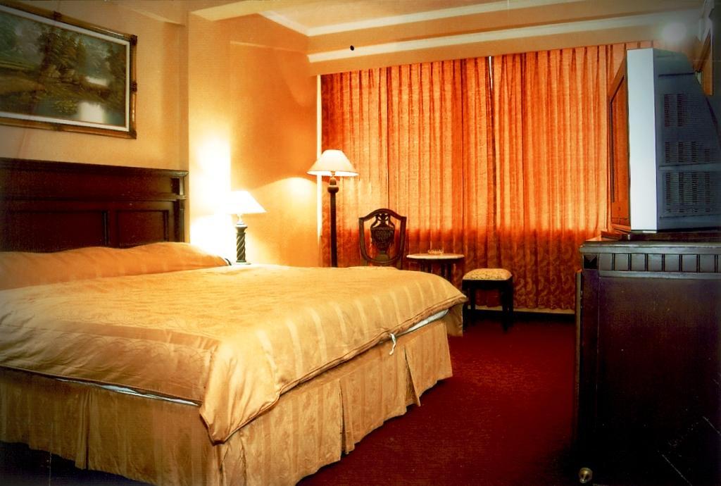 Hotel Merdeka Madiun Extérieur photo