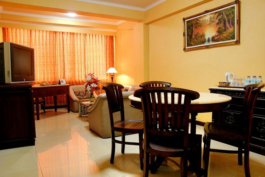Hotel Merdeka Madiun Extérieur photo