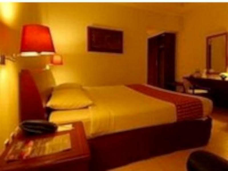 Hotel Merdeka Madiun Extérieur photo