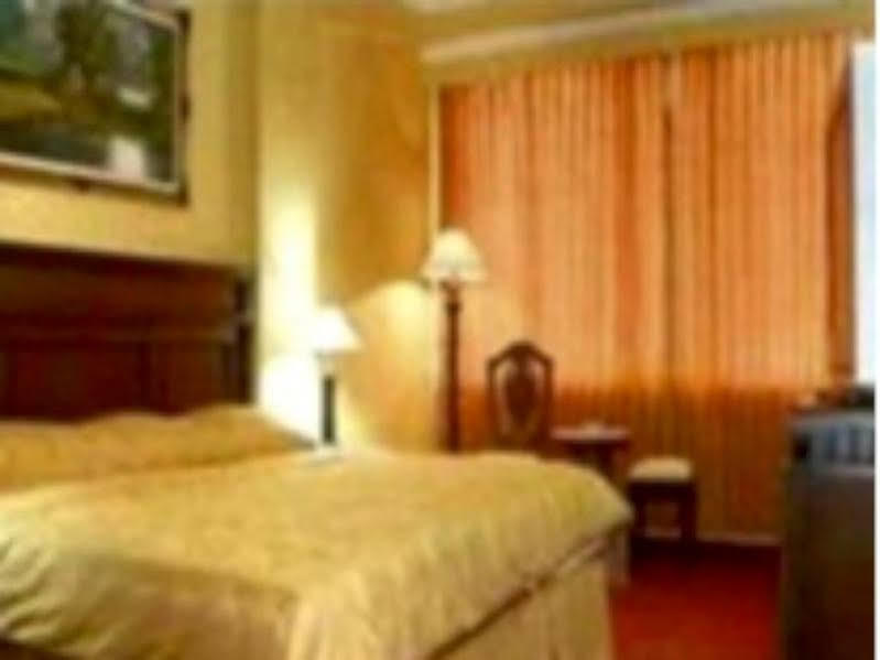 Hotel Merdeka Madiun Extérieur photo